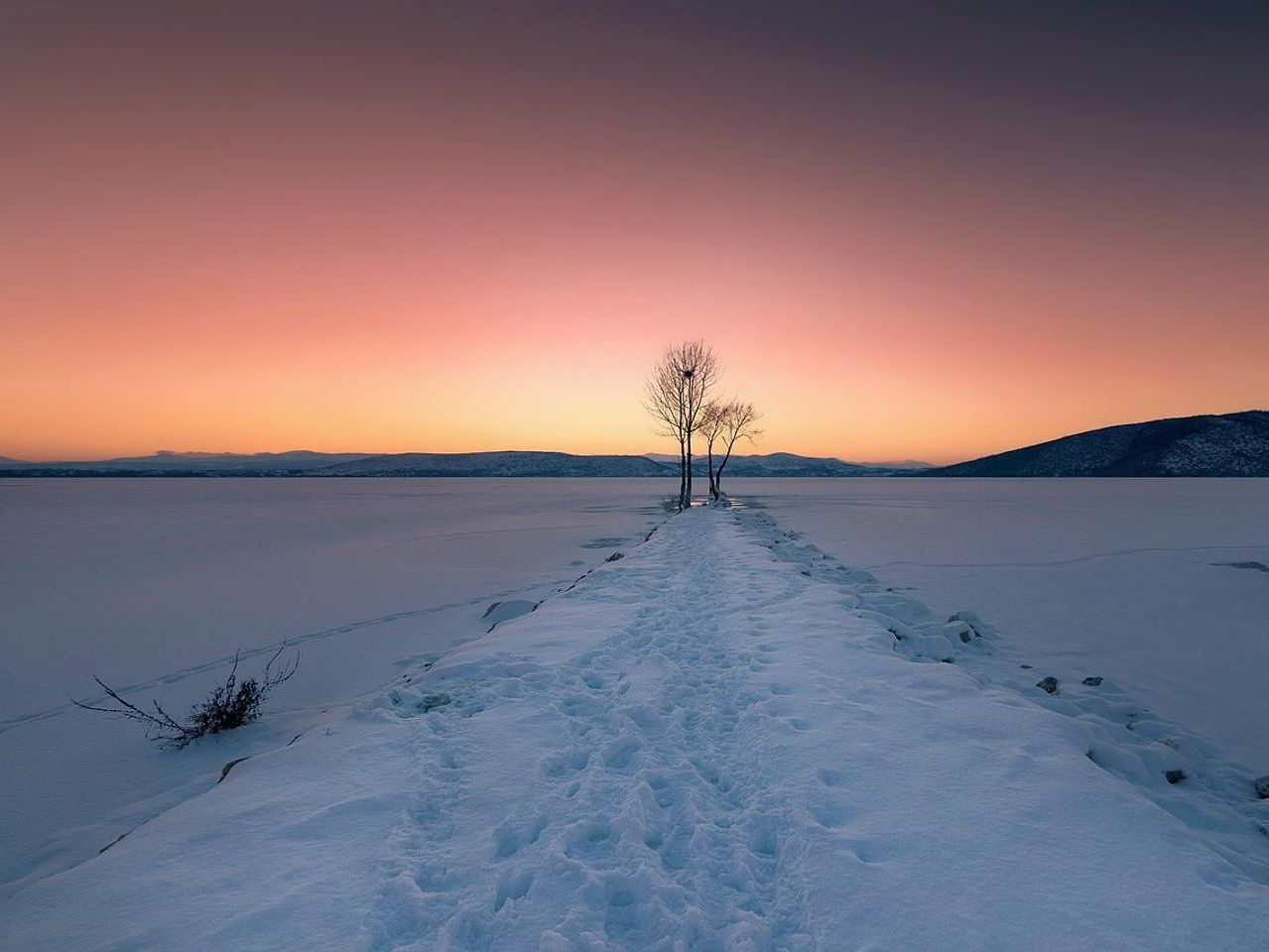 Uma crista de gelo vista na primeira luz do amanhecer